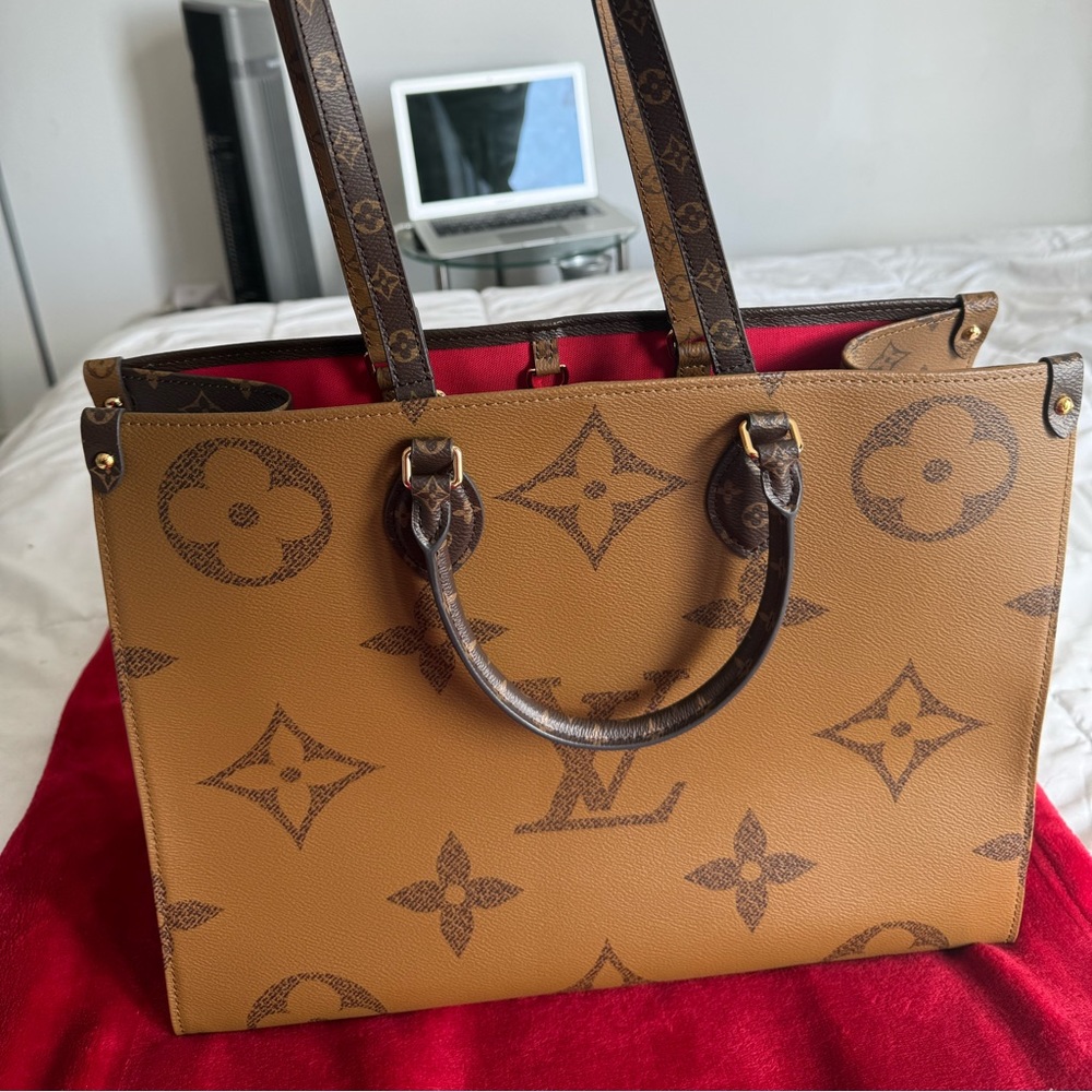 LOUIS VUITTON USA
Women, Tote 
Onthego GM Monogram with box included